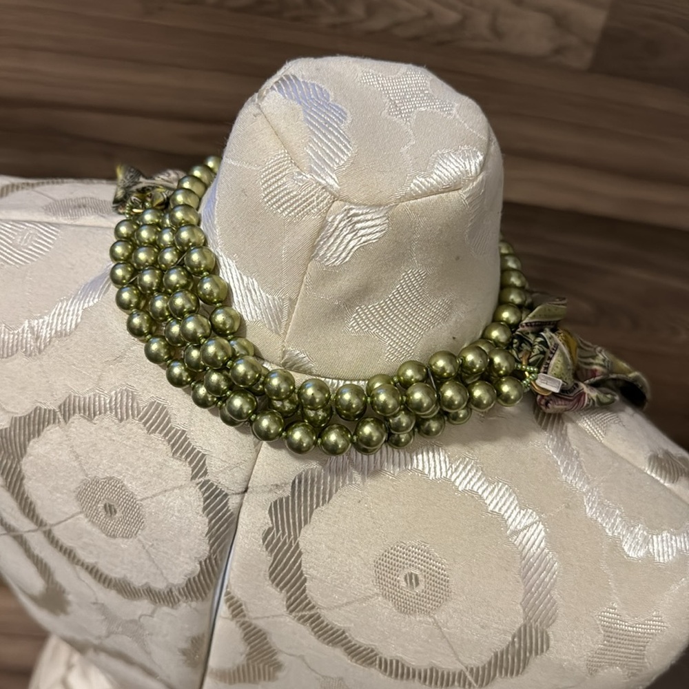 Vintage Necklace Faux Pearls Green Attached to Silk Abstract Scarf - Picture 9 of 17